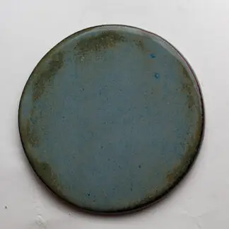 ronde onderzetter in kleur stoned denim gemaakt van keramiek met kurk aan onderzijde